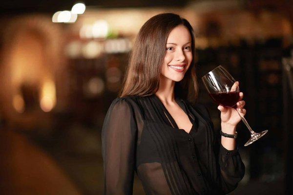 Comment organiser une soirée de dégustation de vins rosés dans un bar à vin chic?